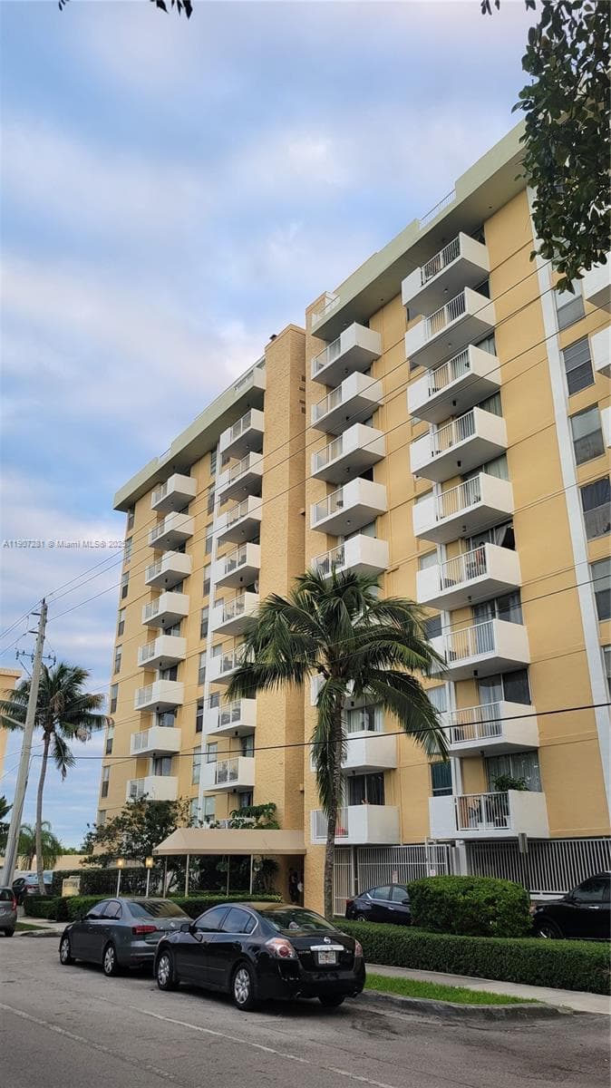 KEYSTONE TOWERS CONDO · #409 in North Miami - Photo 3