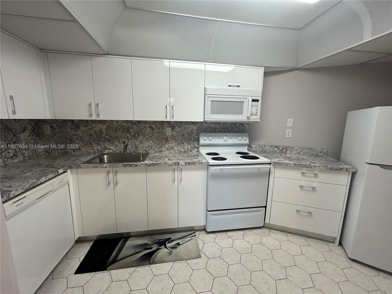OCEANVIEW PARK CONDO · #511 in Hallandale Beach - Photo 2