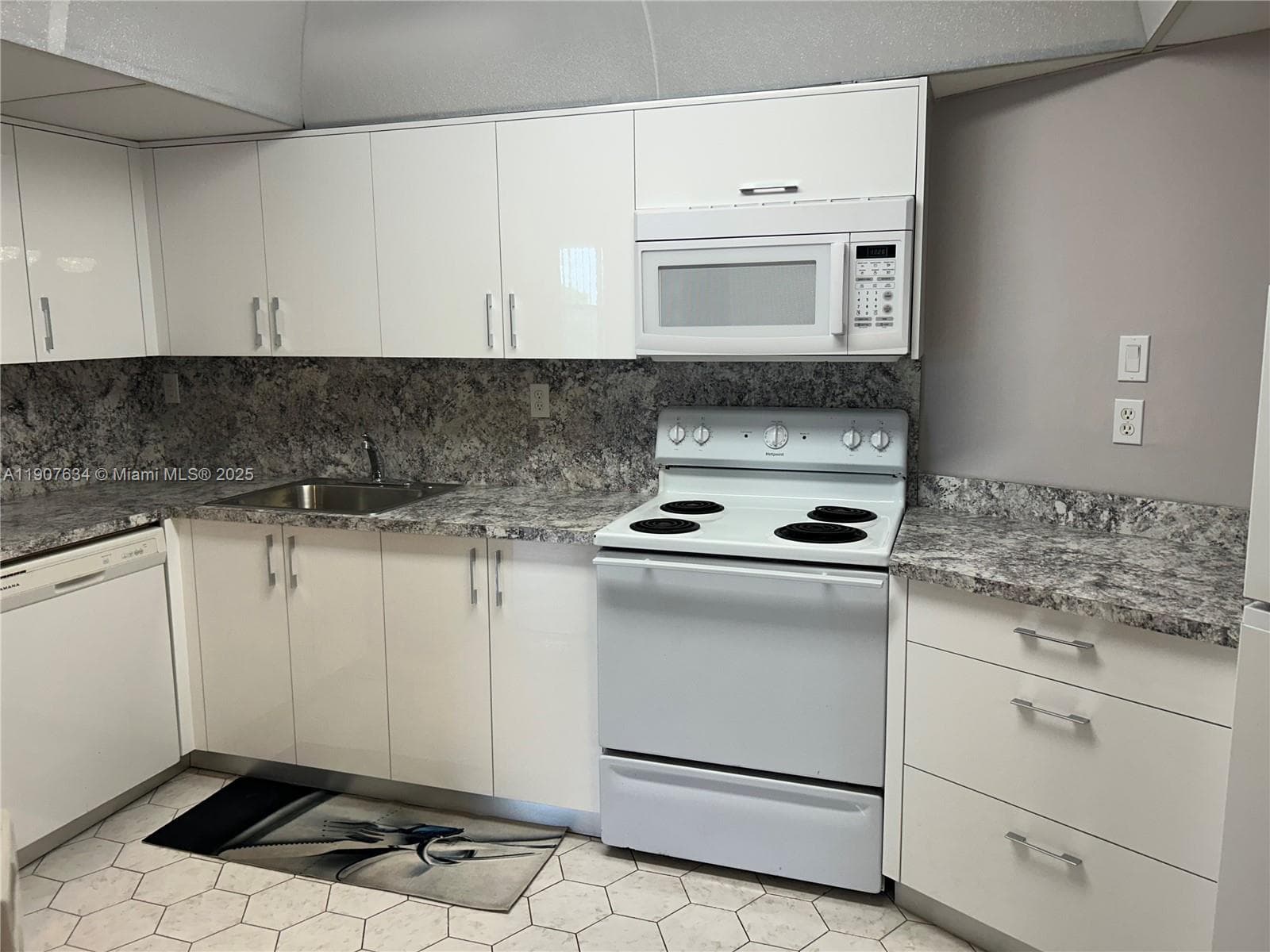 OCEANVIEW PARK CONDO · #511 in Hallandale Beach - Photo 6