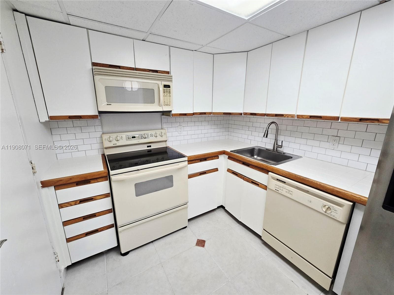 SOUTH BAY CLUB CONDO · #920 in Miami Beach - Photo 7
