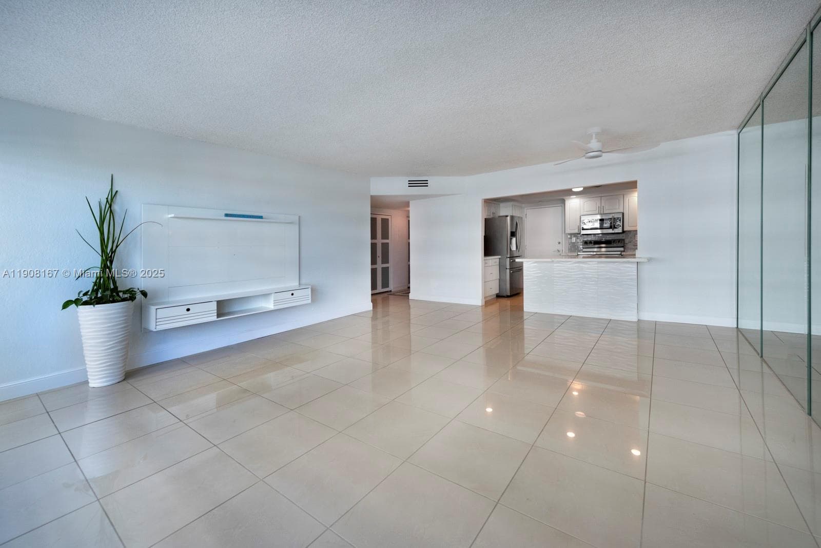OCEAN SUMMIT CONDO · #815 in Fort Lauderdale - Photo 3