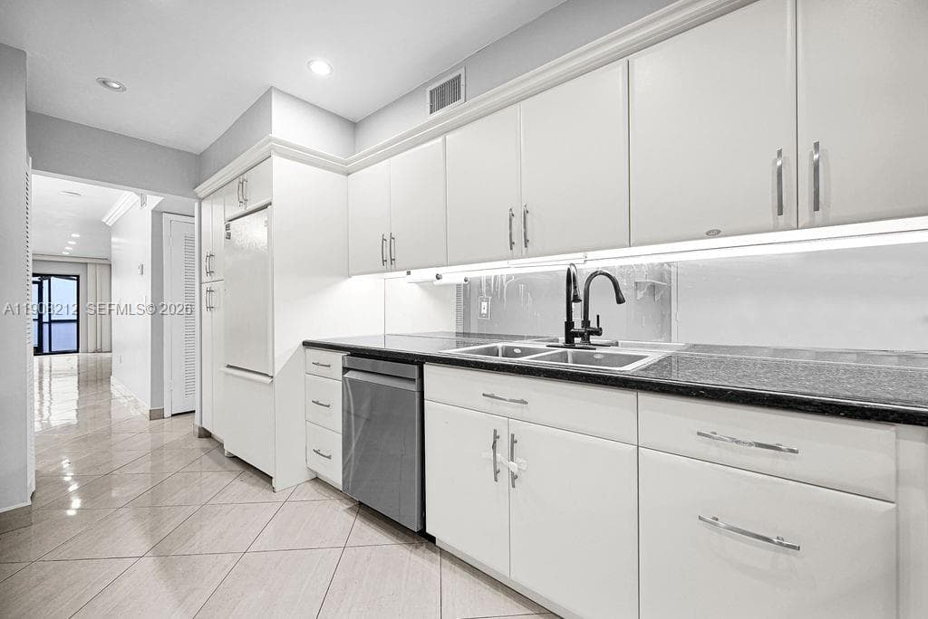 EMERALD HILLS C C APTS CO · #2 in Hollywood - Photo 27