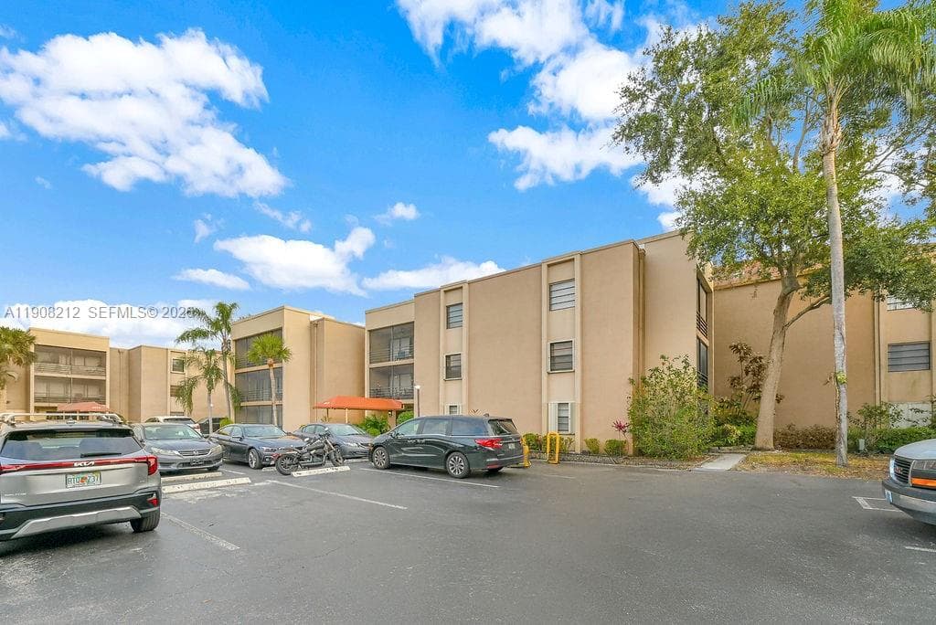 EMERALD HILLS C C APTS CO · #2 in Hollywood - Photo 47
