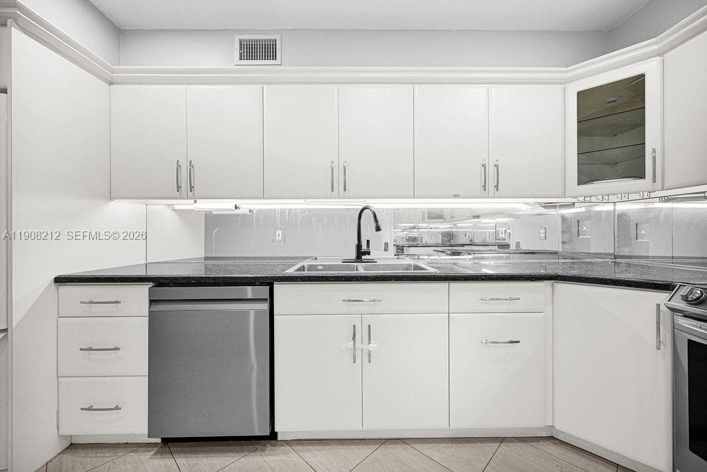 EMERALD HILLS C C APTS CO · #2 in Hollywood - Photo 26