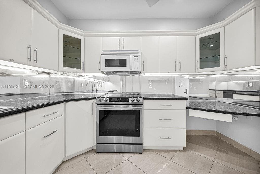 EMERALD HILLS C C APTS CO · #2 in Hollywood - Photo 3