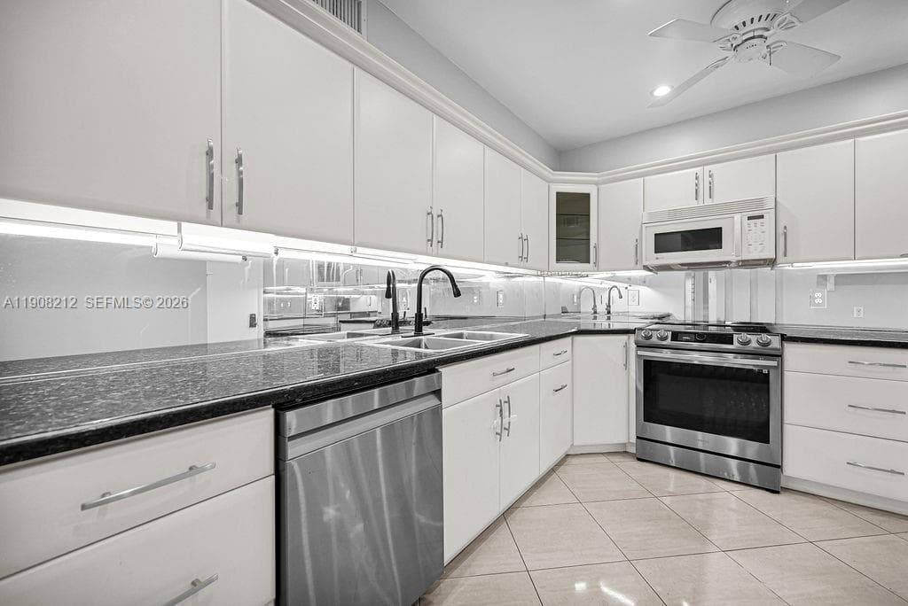 EMERALD HILLS C C APTS CO · #2 in Hollywood - Photo 4