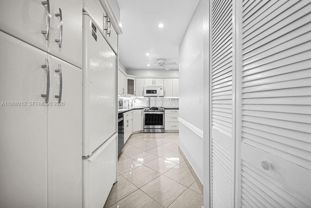 EMERALD HILLS C C APTS CO · #2 in Hollywood - Photo 25
