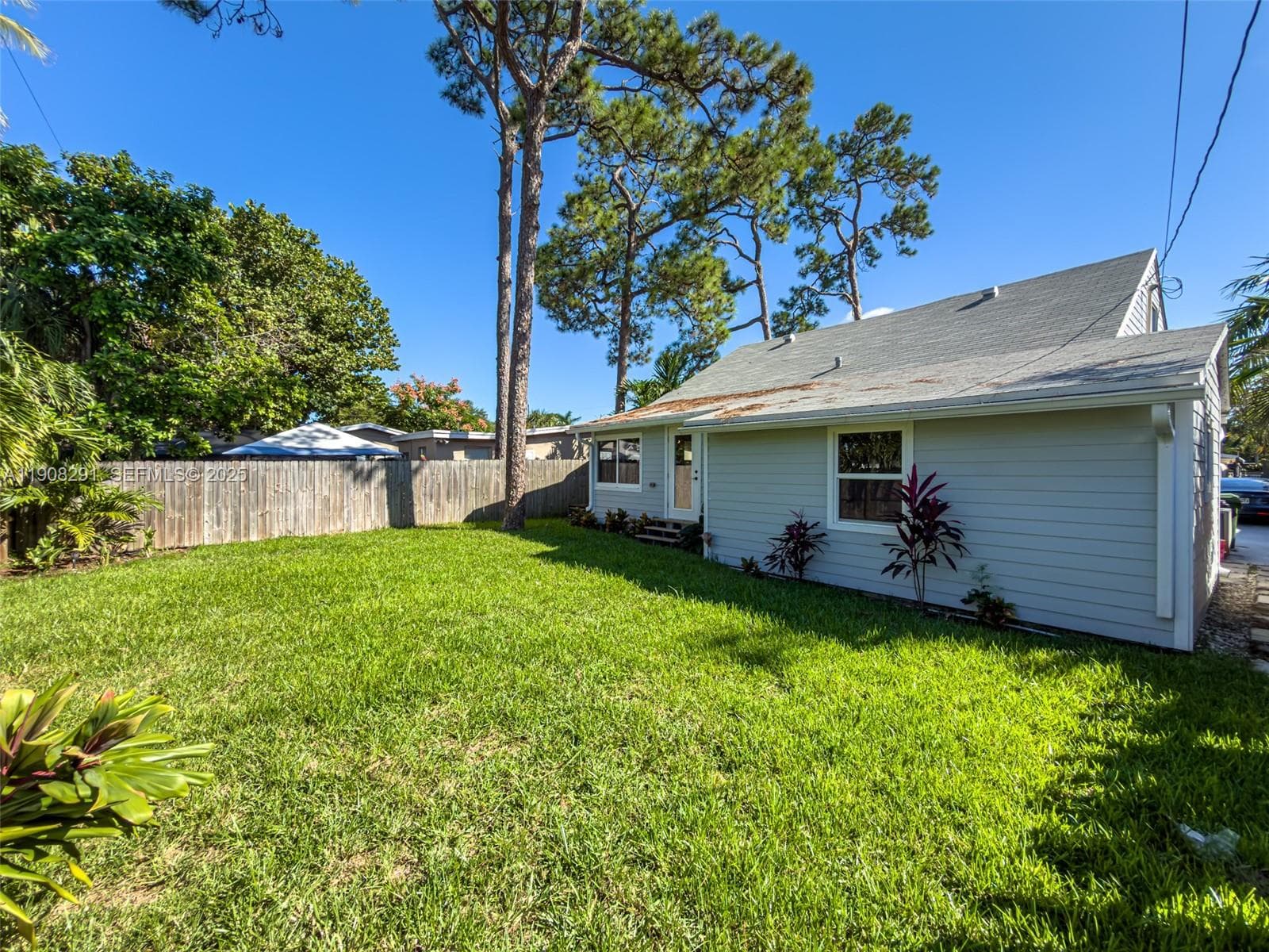 1813 SW 10th St photo 46