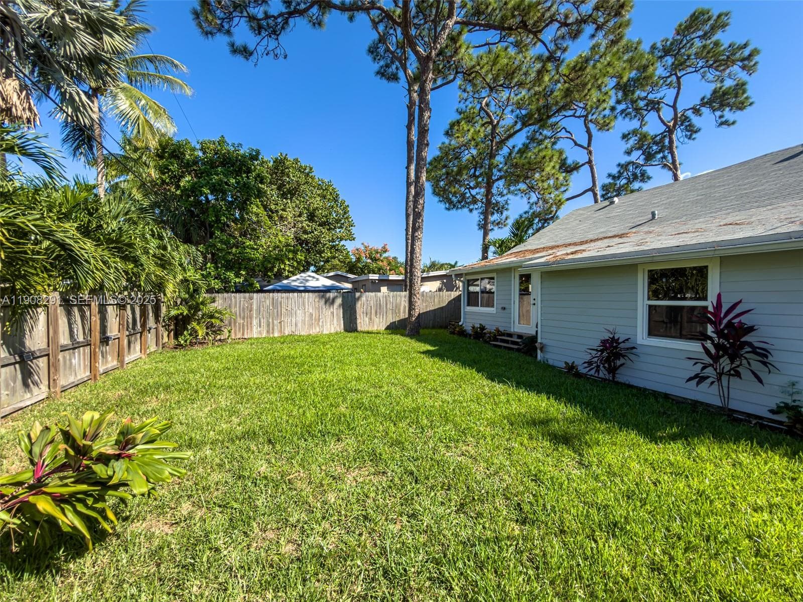 1813 SW 10th St photo 49