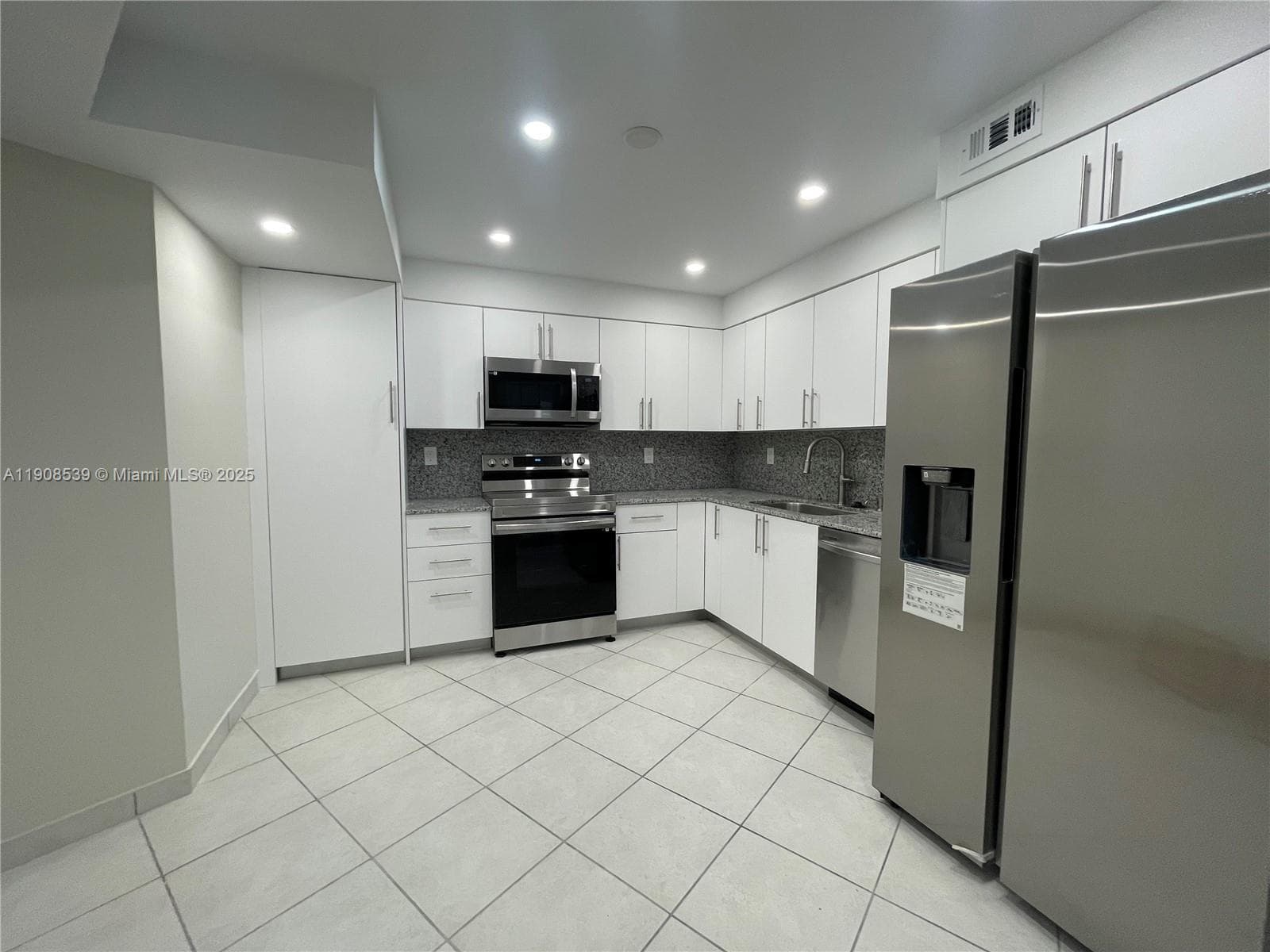 PARKER DORADO CONDO · #520 in Hallandale Beach - Photo 3
