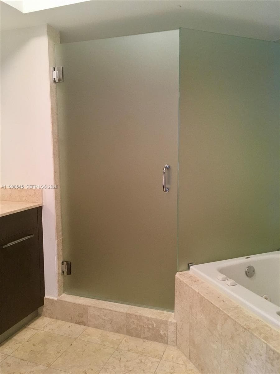 Seemless shower doors