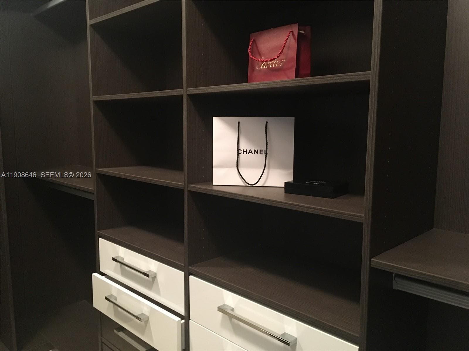 Master B Armadi closet