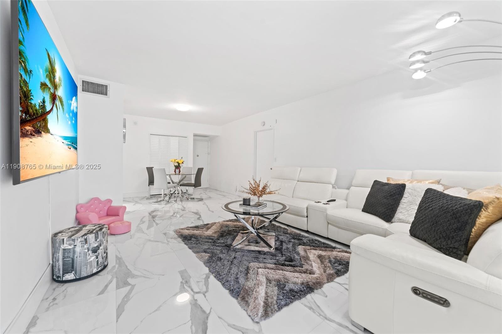 SEA AIR TOWERS CONDO · #716 in Hollywood - Photo 15