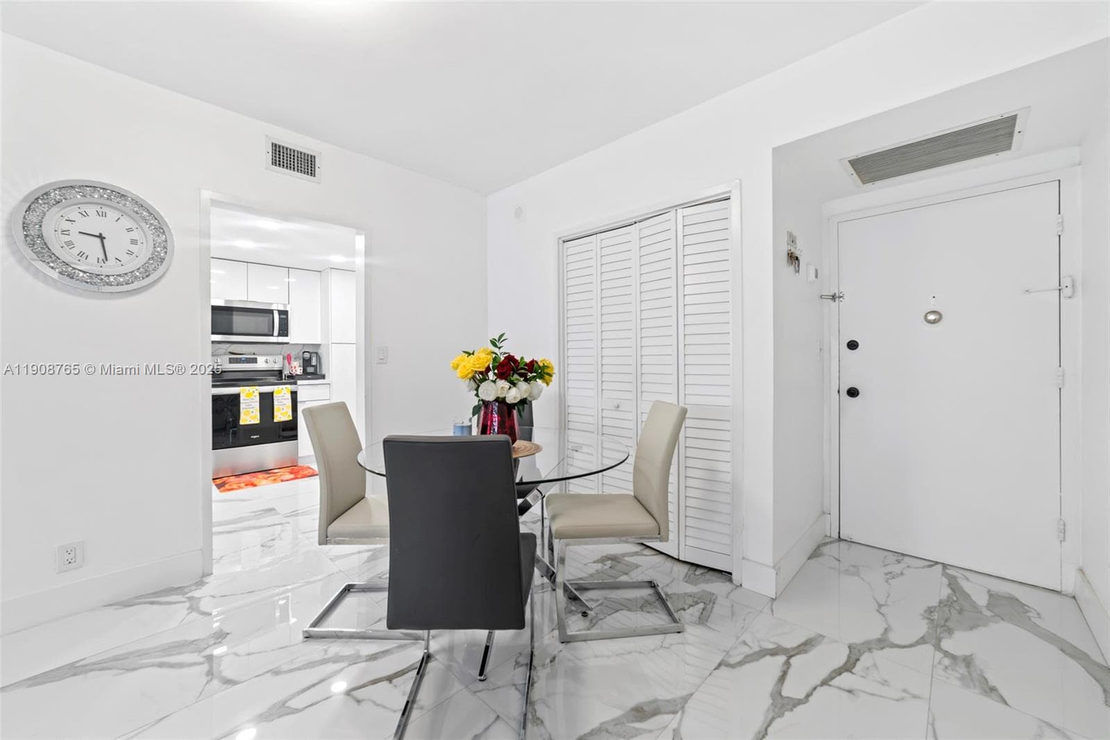 SEA AIR TOWERS CONDO · #716 in Hollywood - Photo 4