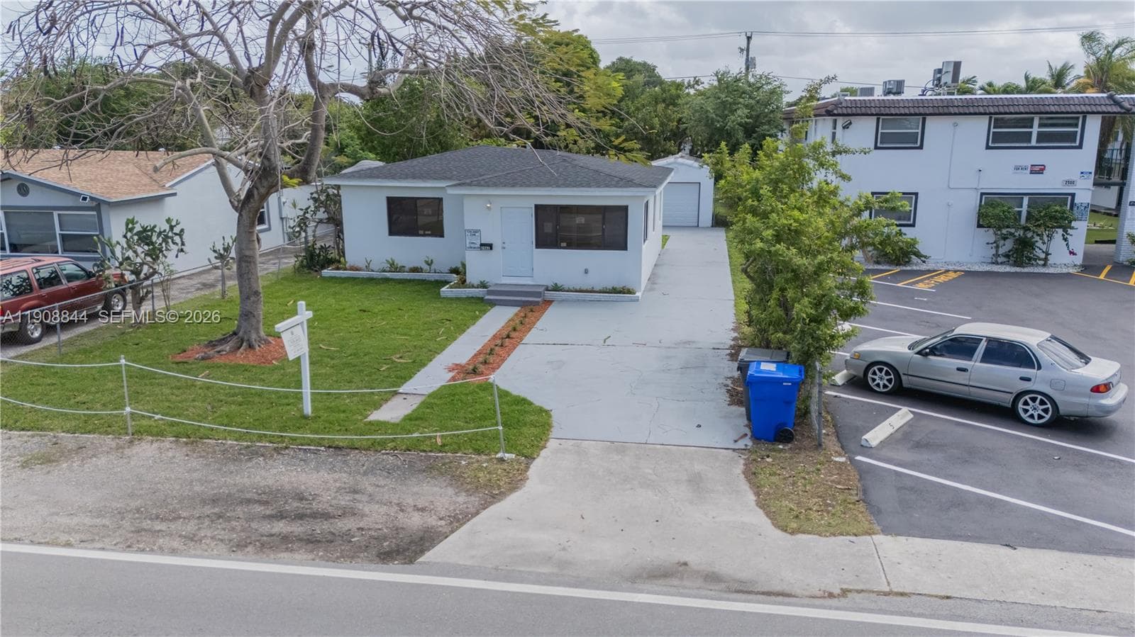 2462 Johnson St photo 2