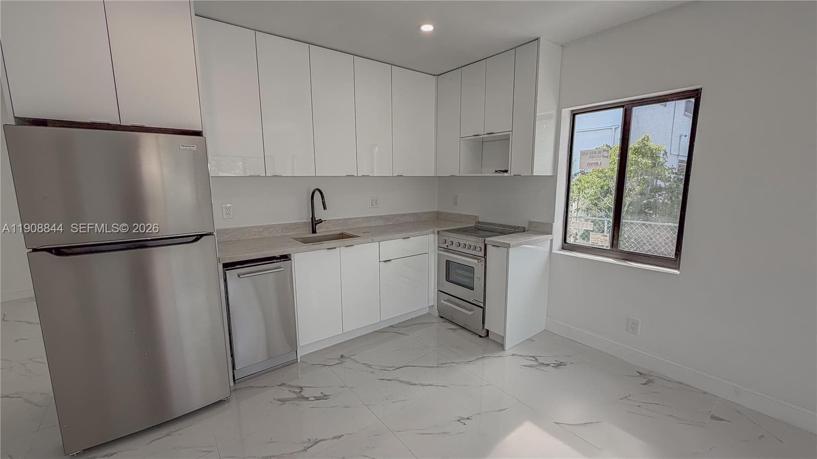 2462 Johnson St photo 13