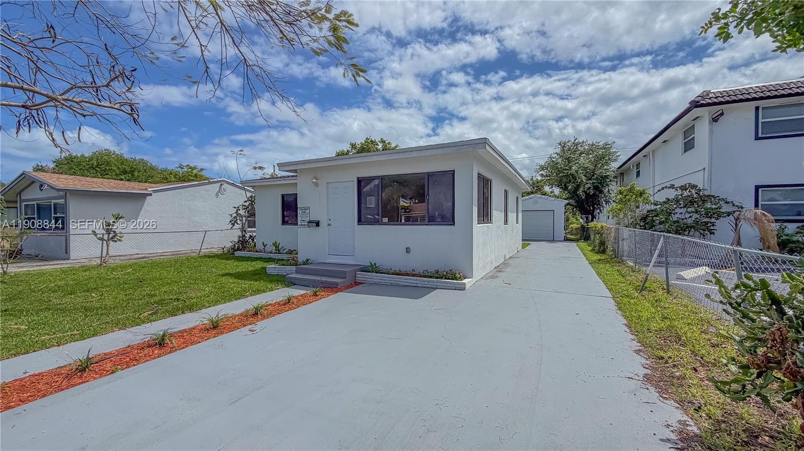2462 Johnson St photo 3