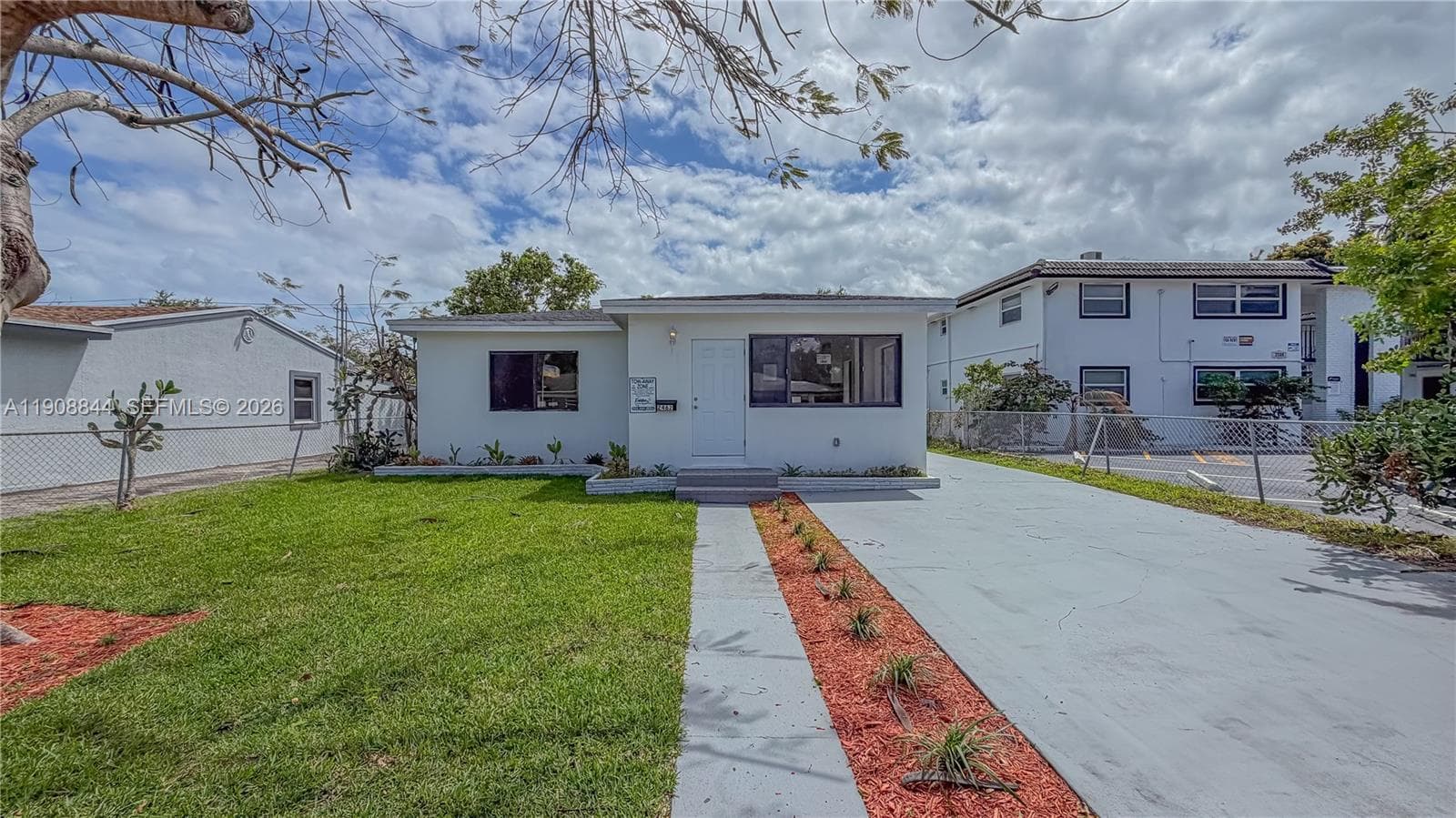 2462 Johnson St photo 1