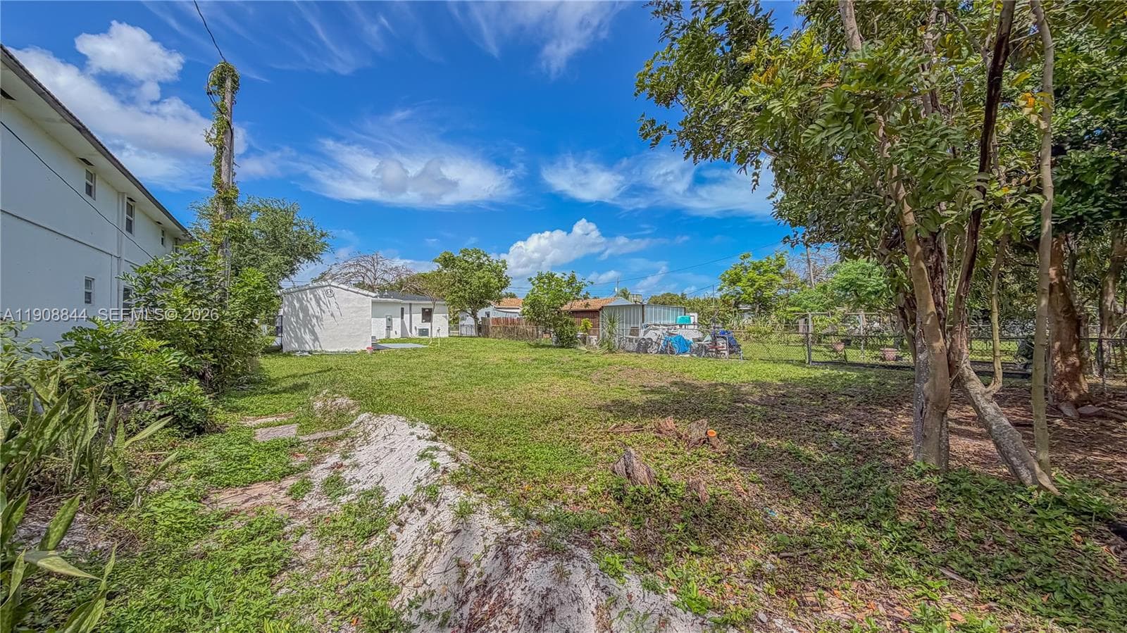 2462 Johnson St photo 34