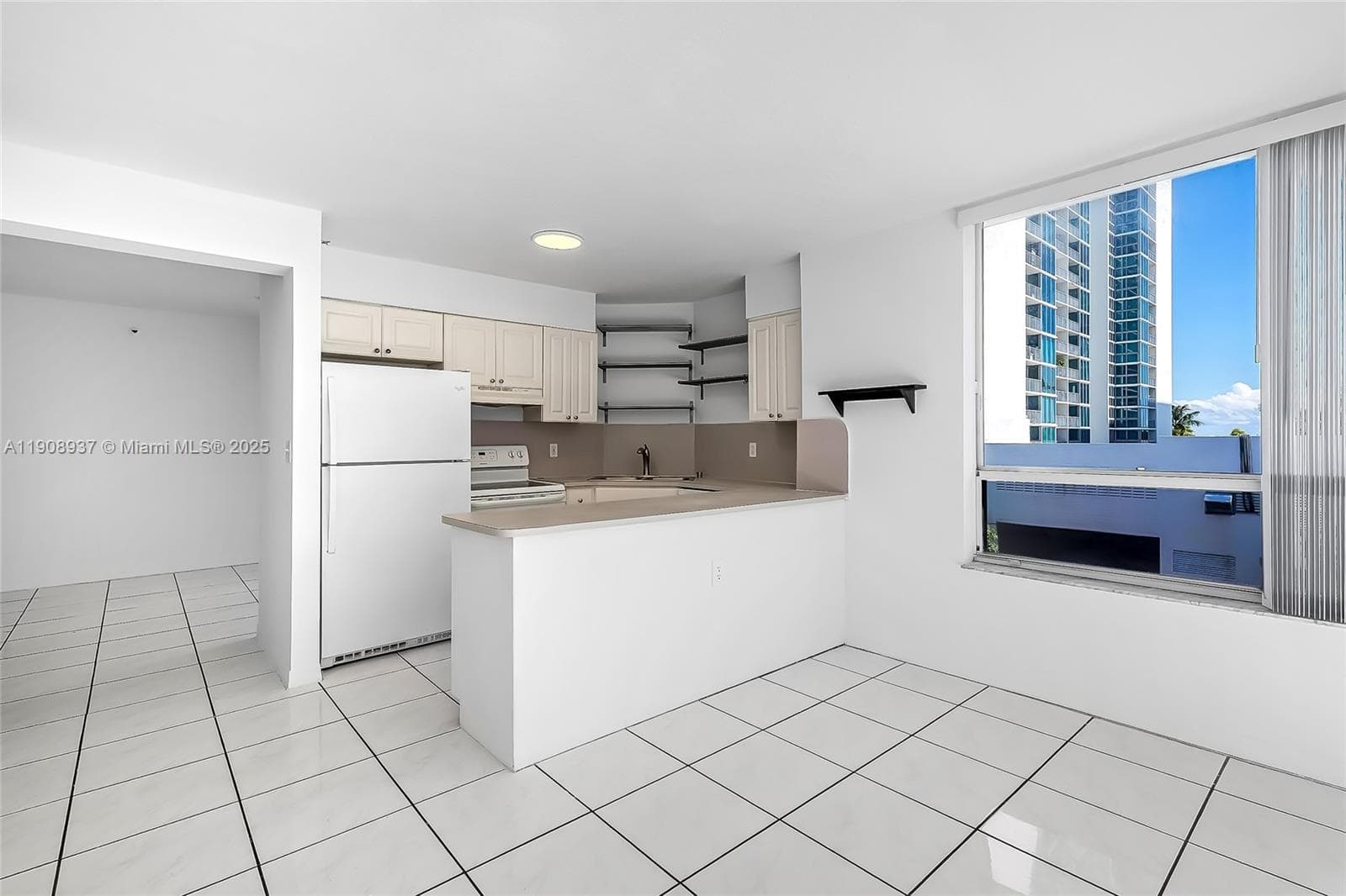 CAPOMAR CONDO · #307 in Miami Beach - Photo 6