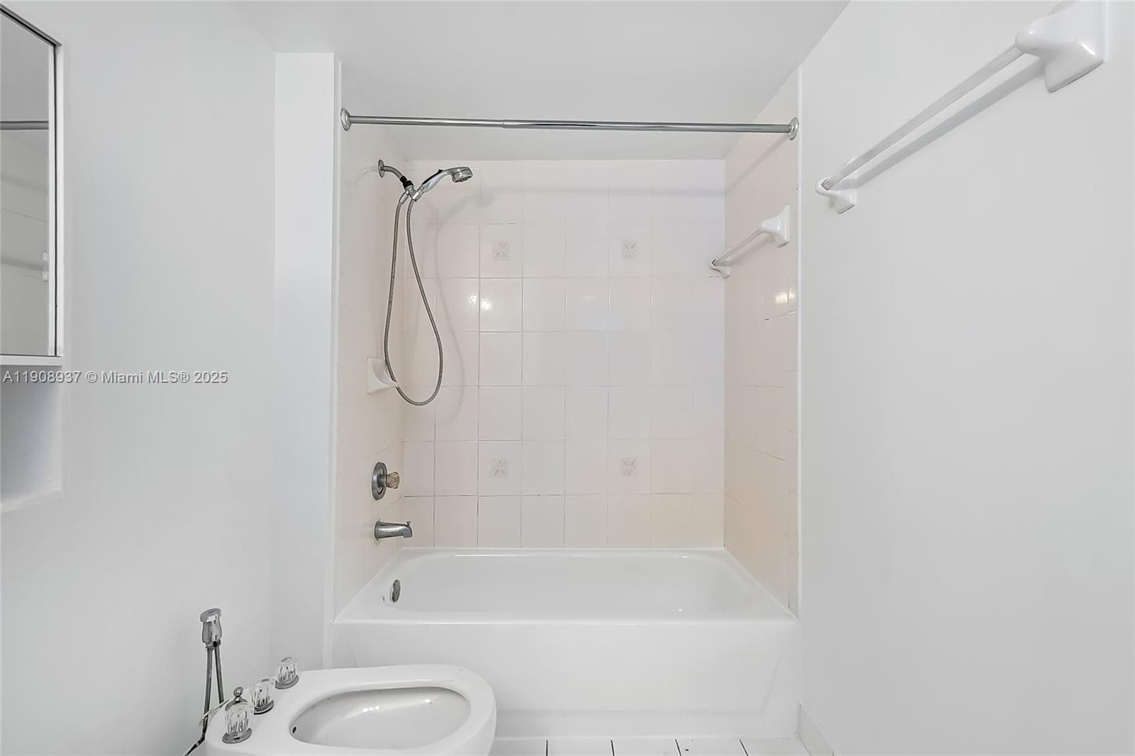 CAPOMAR CONDO · #307 in Miami Beach - Photo 17