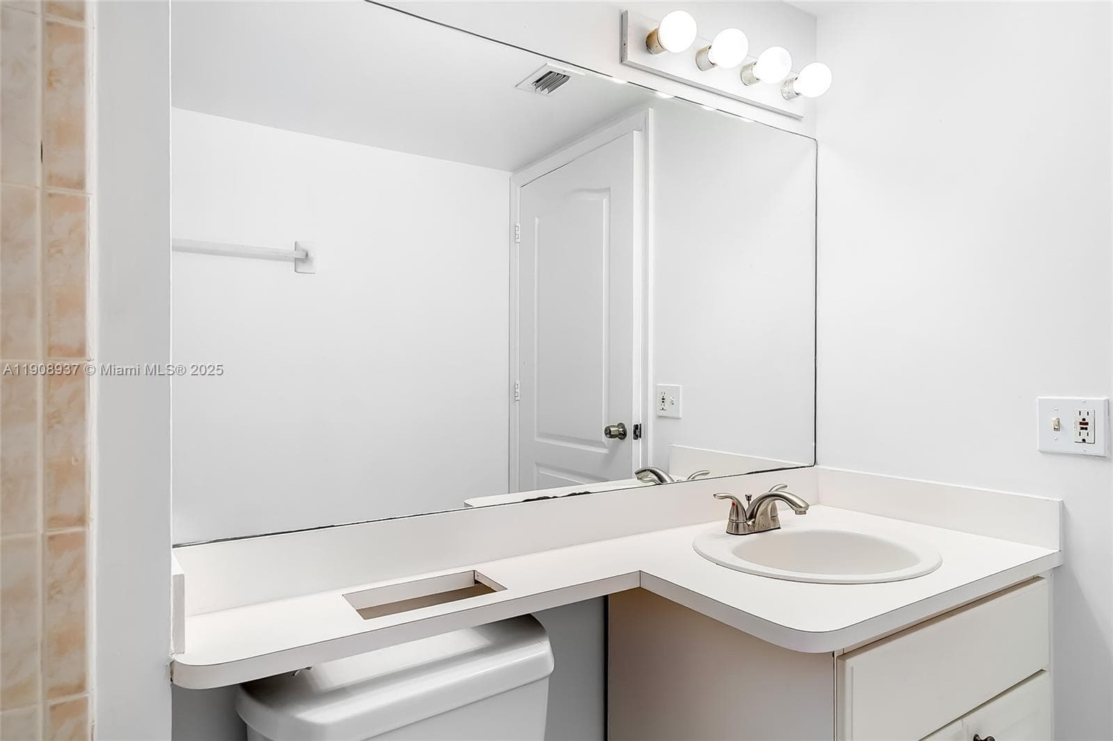CAPOMAR CONDO · #307 in Miami Beach - Photo 22