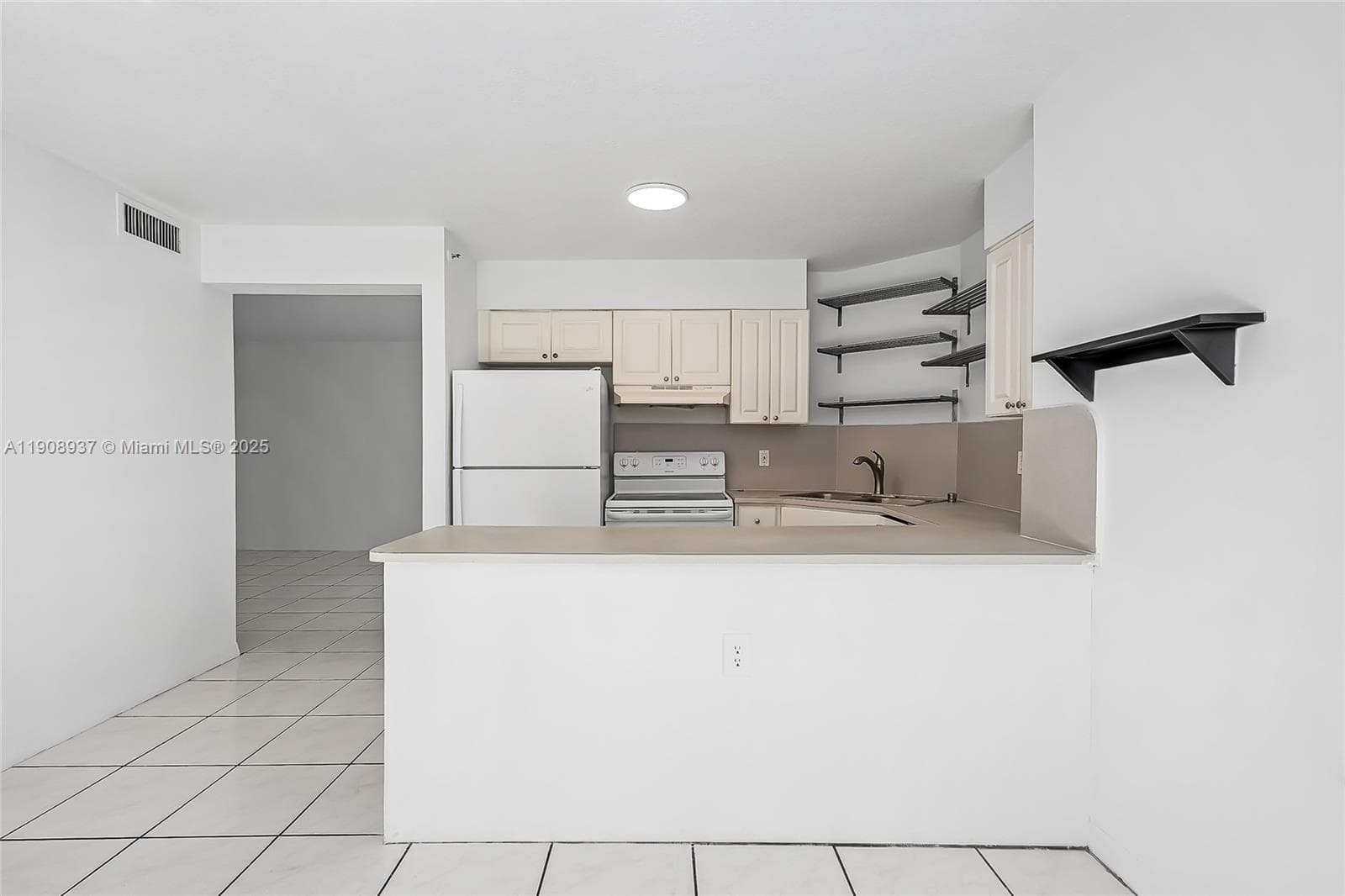 CAPOMAR CONDO · #307 in Miami Beach - Photo 7