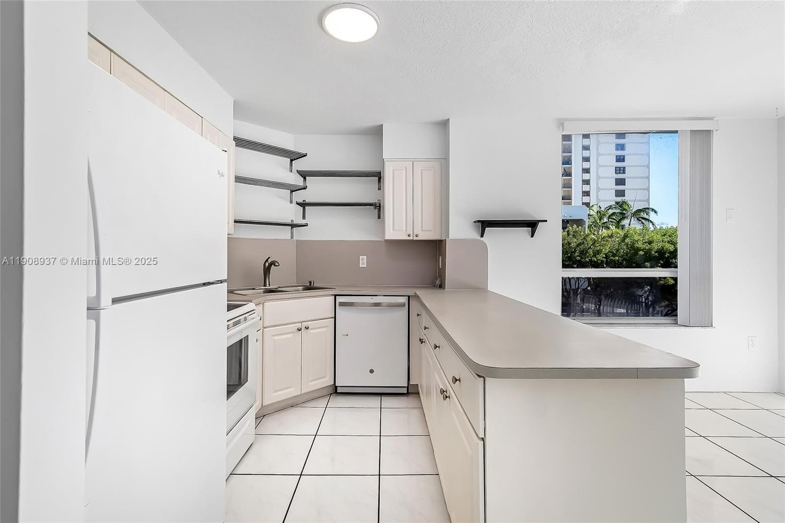 CAPOMAR CONDO · #307 in Miami Beach - Photo 5