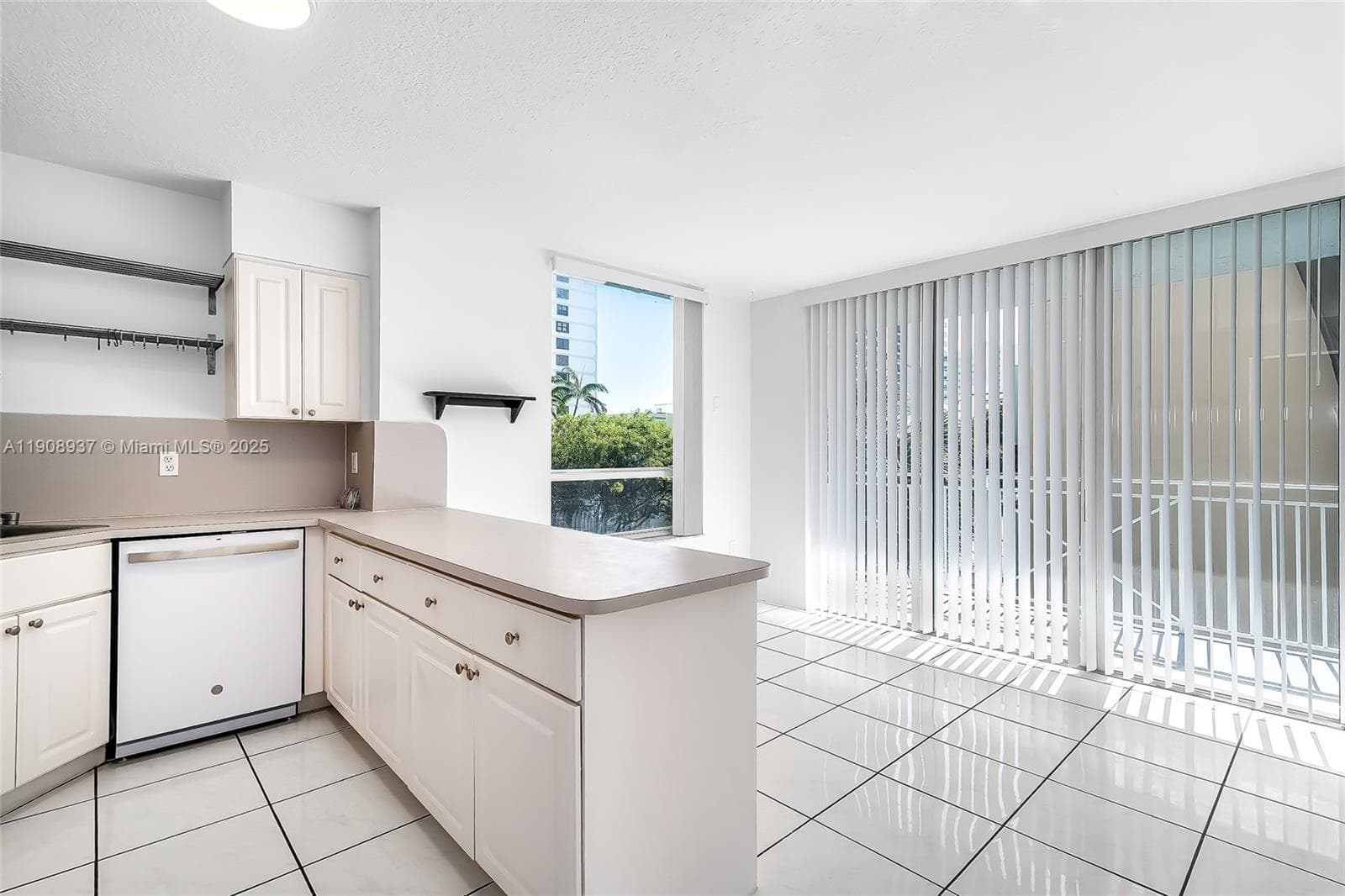 CAPOMAR CONDO · #307 in Miami Beach - Photo 4