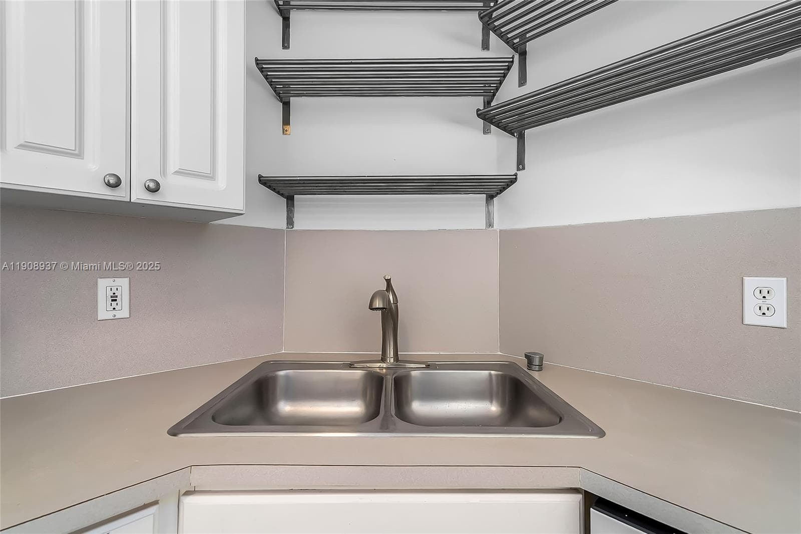 CAPOMAR CONDO · #307 in Miami Beach - Photo 8