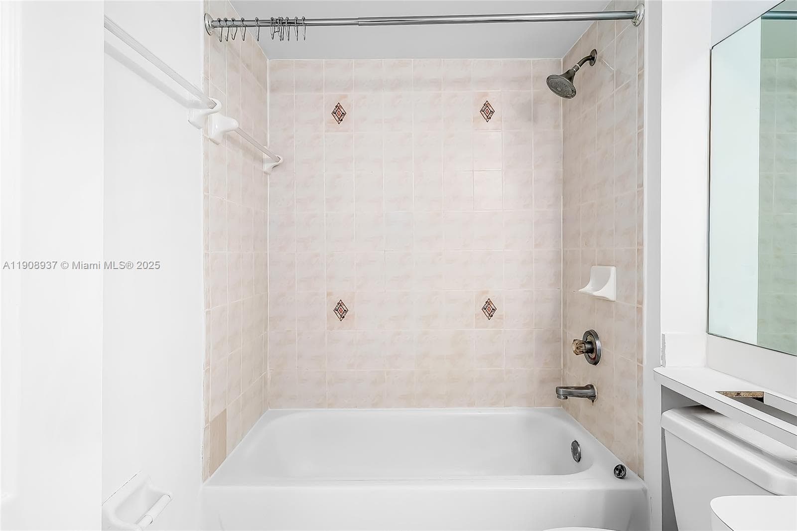 CAPOMAR CONDO · #307 in Miami Beach - Photo 21