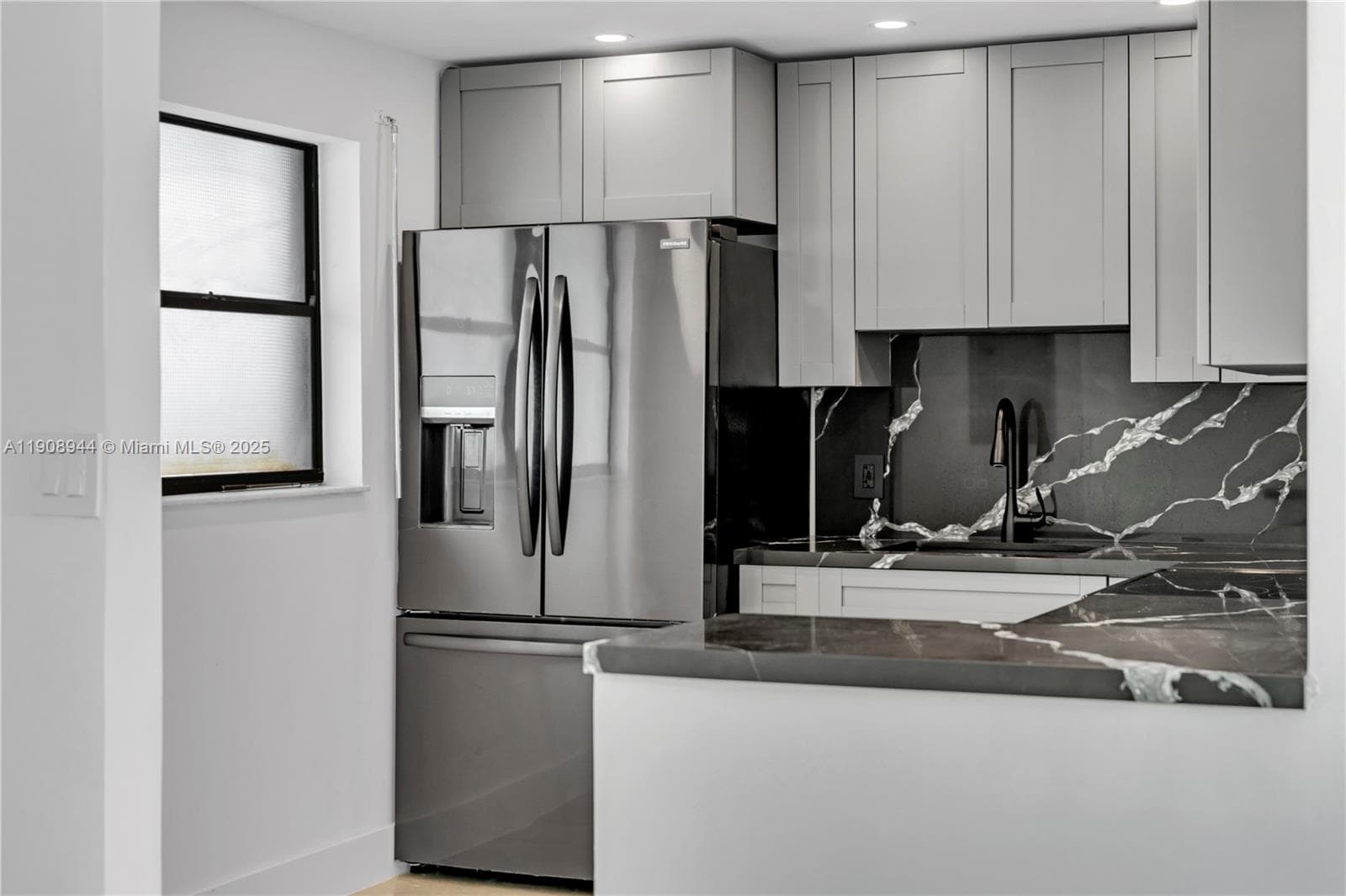 PARKVIEW PLAZA CONDO · #513 in Miami Beach - Photo 7