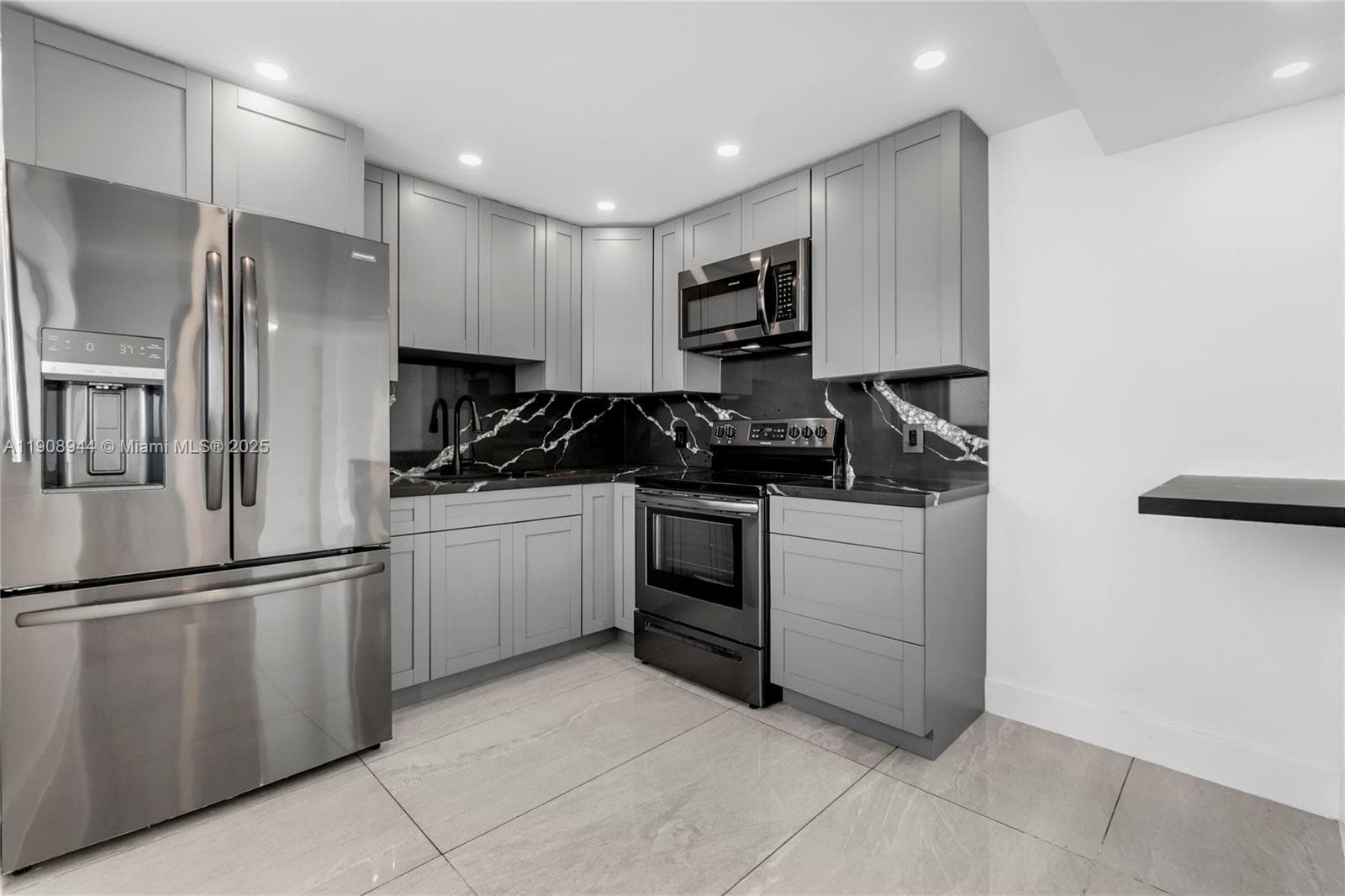 PARKVIEW PLAZA CONDO · #513 in Miami Beach - Photo 9