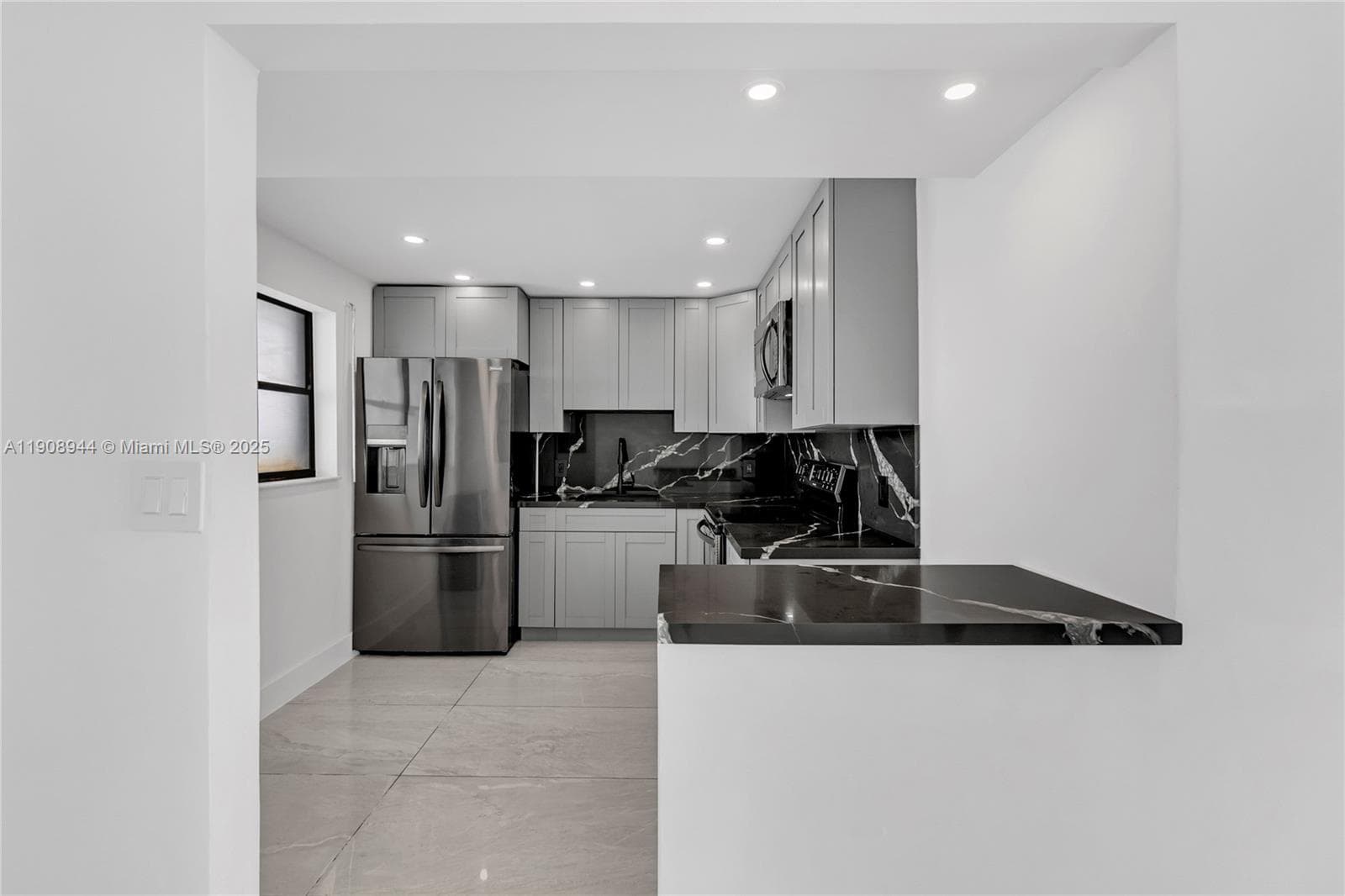 PARKVIEW PLAZA CONDO · #513 in Miami Beach - Photo 8