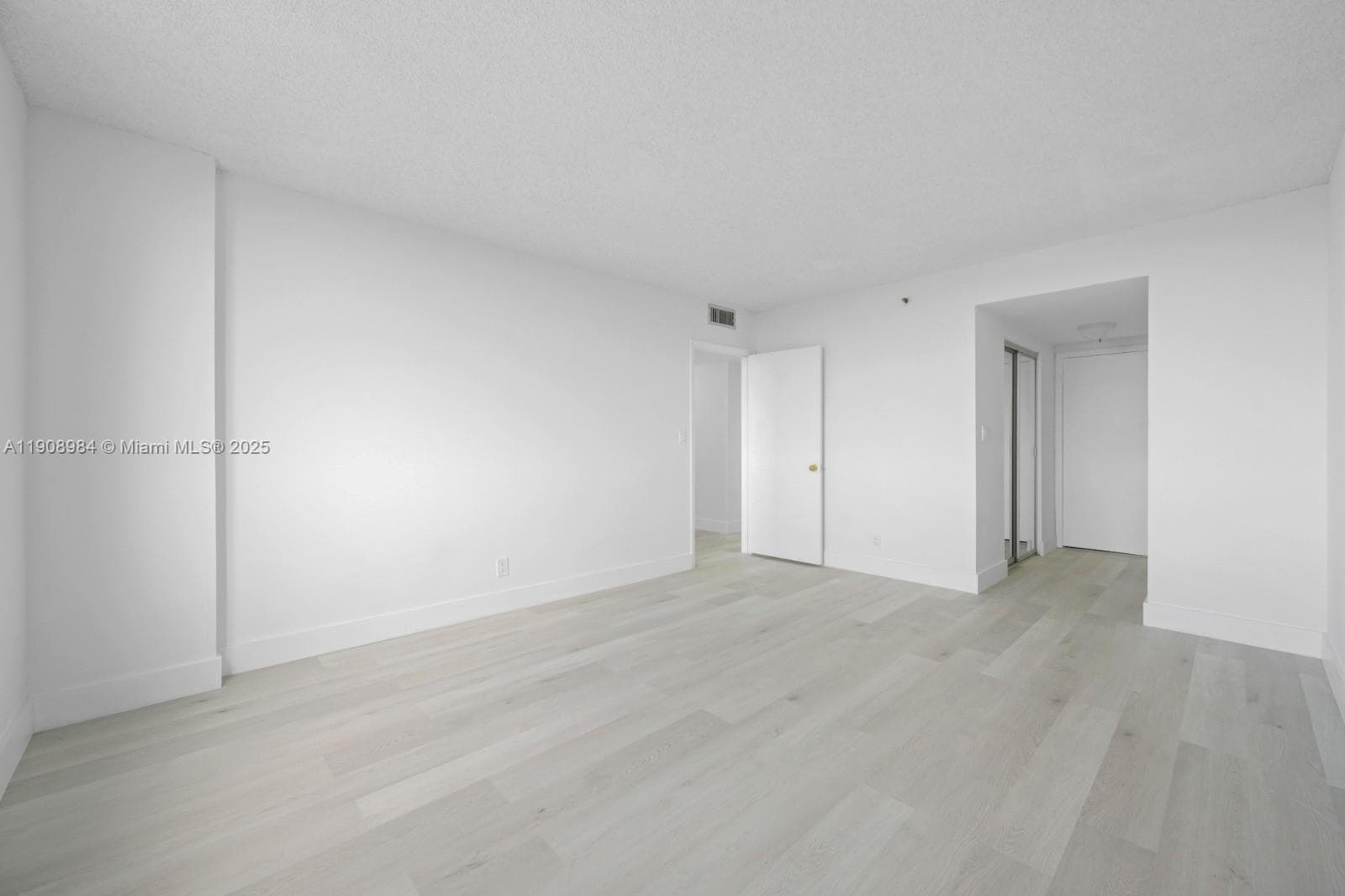 Hillcrest East Nº 19 · #515 in Hollywood - Photo 11