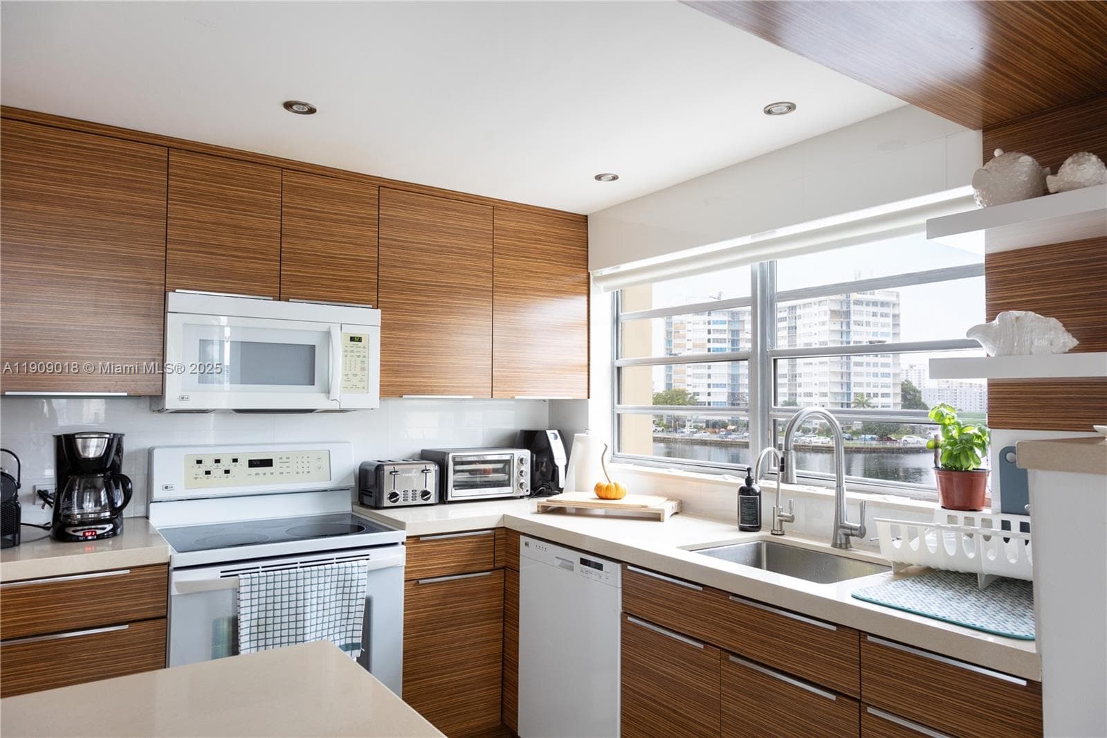 IMPERIAL TOWERS CONDO · #320 in Hallandale Beach - Photo 8