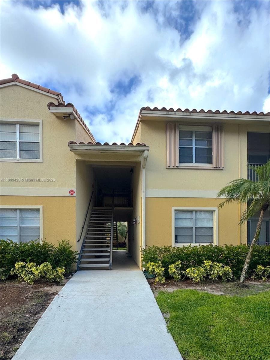 ROYAL POINCIANA CONDO · #914 in Pompano Beach - Photo 2