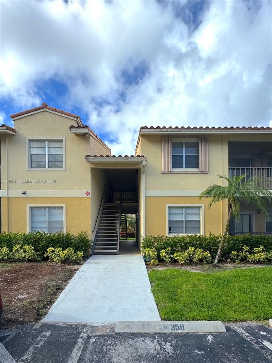 ROYAL POINCIANA CONDO · #914 in Pompano Beach - Photo 1