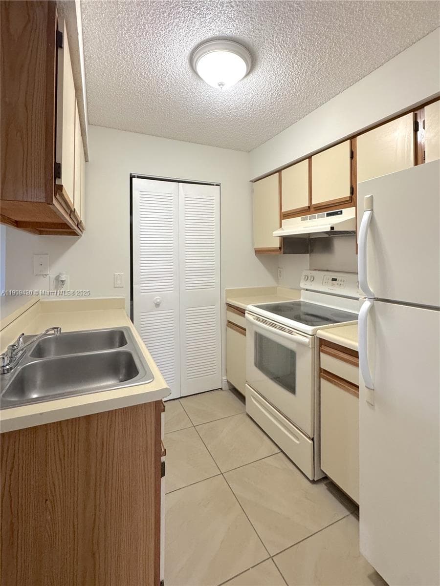 ROYAL POINCIANA CONDO · #914 in Pompano Beach - Photo 5