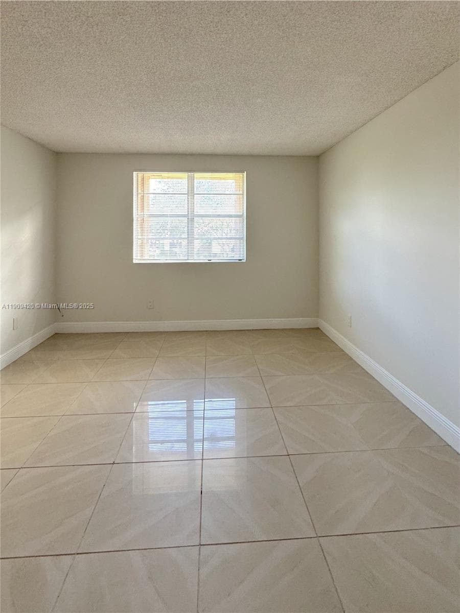 ROYAL POINCIANA CONDO · #914 in Pompano Beach - Photo 9