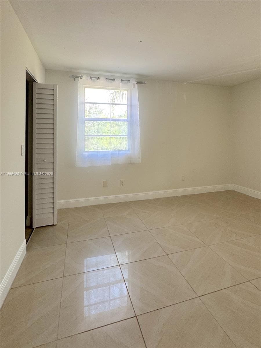ROYAL POINCIANA CONDO · #914 in Pompano Beach - Photo 14