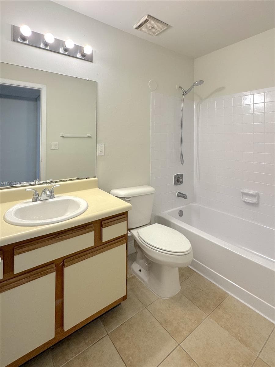 ROYAL POINCIANA CONDO · #914 in Pompano Beach - Photo 11