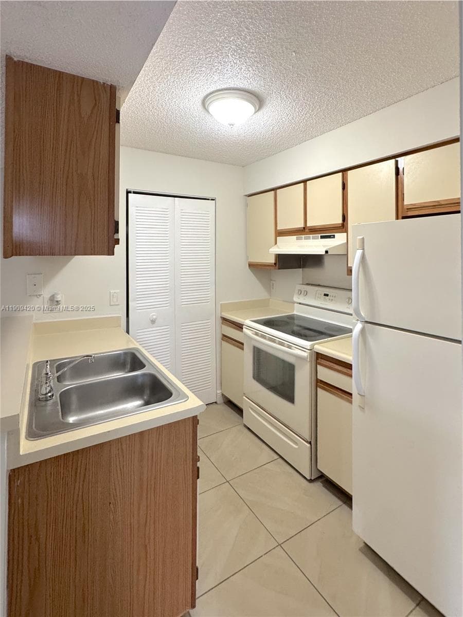 ROYAL POINCIANA CONDO · #914 in Pompano Beach - Photo 8