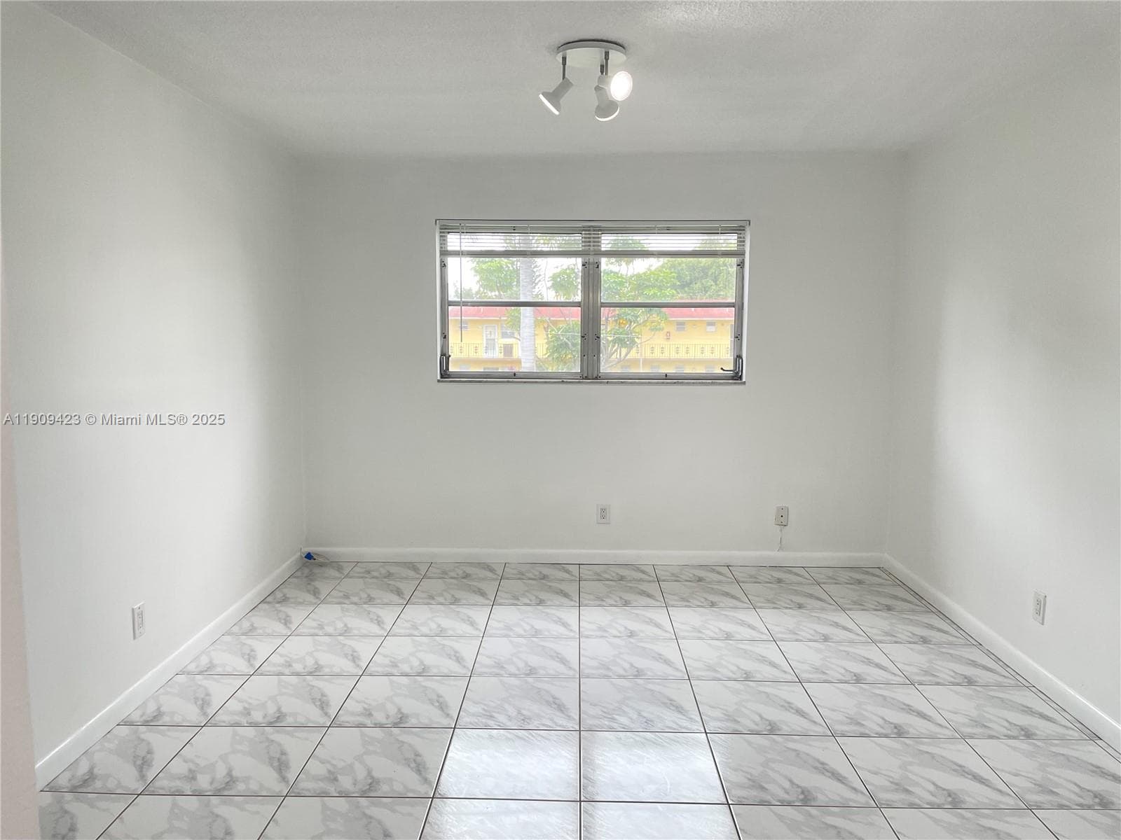 BISC LAKE GARDENS CONDO N · #D221 in Aventura - Photo 10