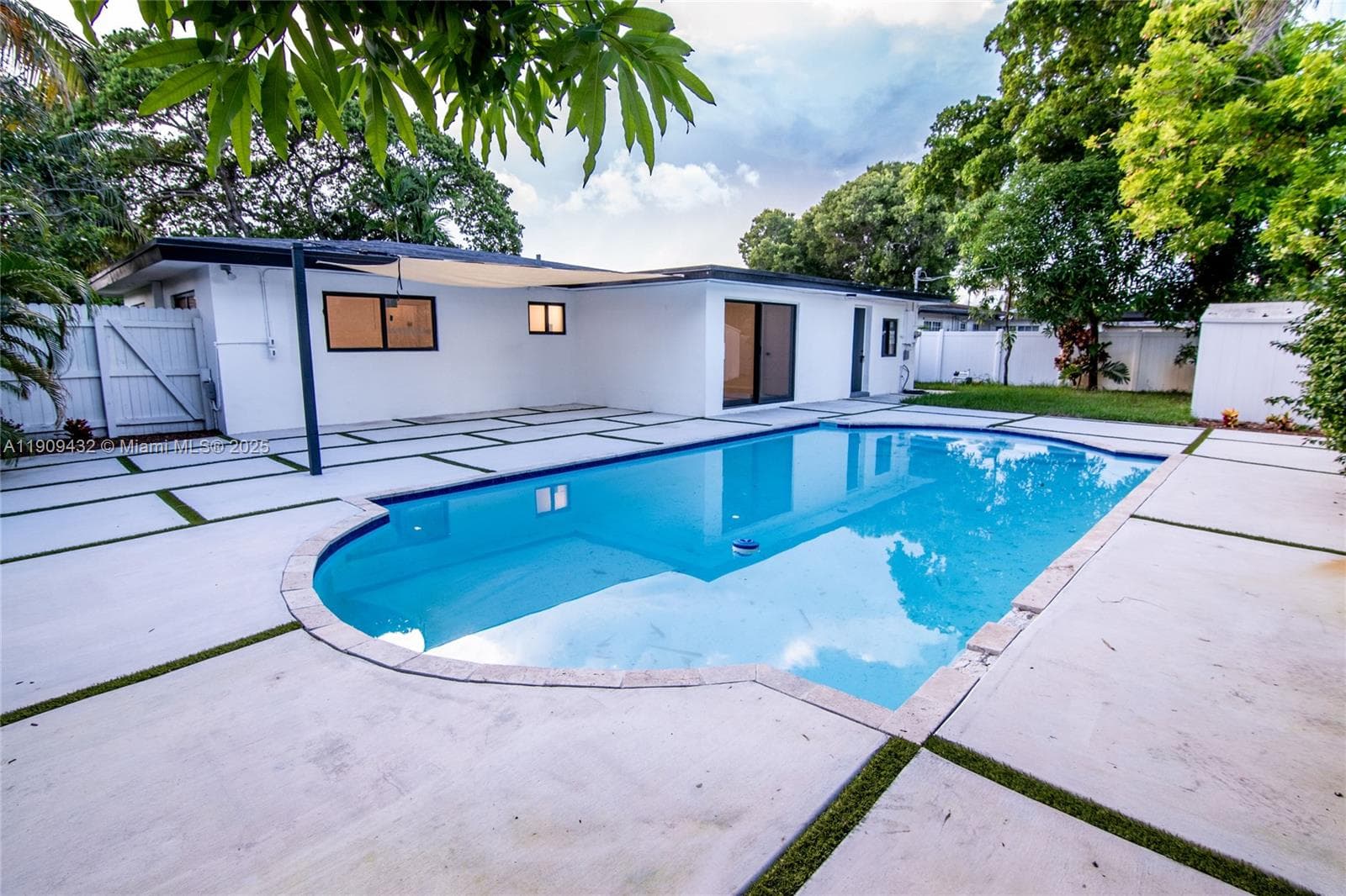 552 W Evanston Cir photo 3