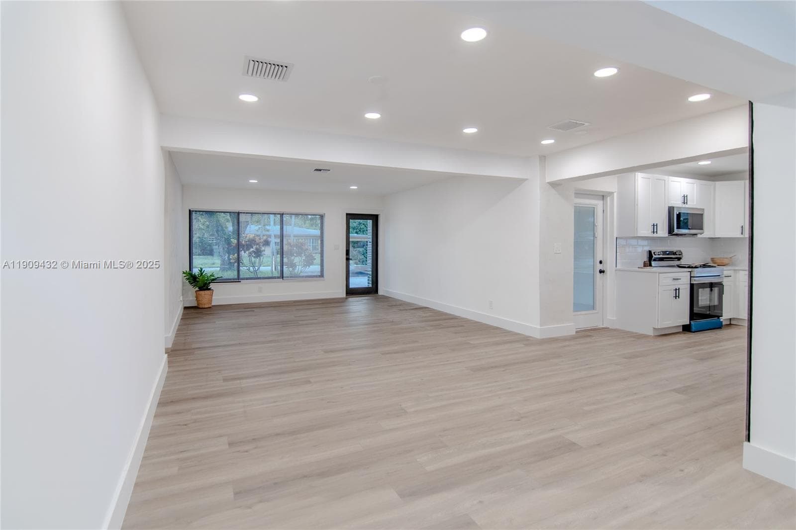552 W Evanston Cir photo 11