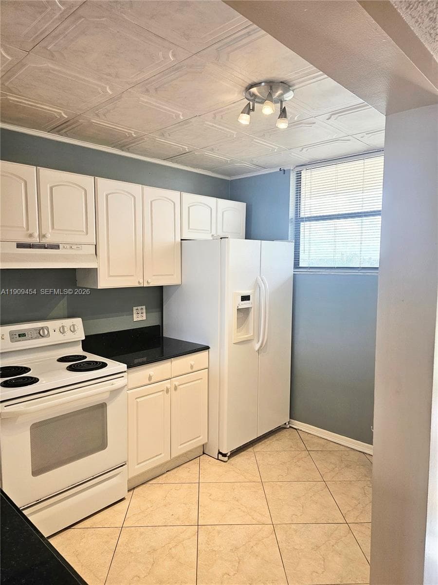 Lake Emerald · #409 in Oakland Park - Photo 2