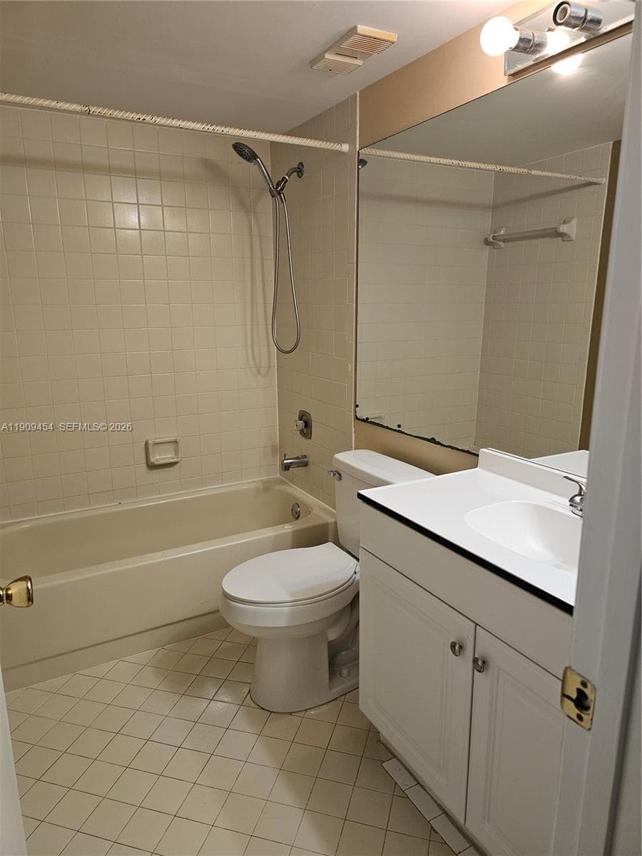 Lake Emerald · #409 in Oakland Park - Photo 13