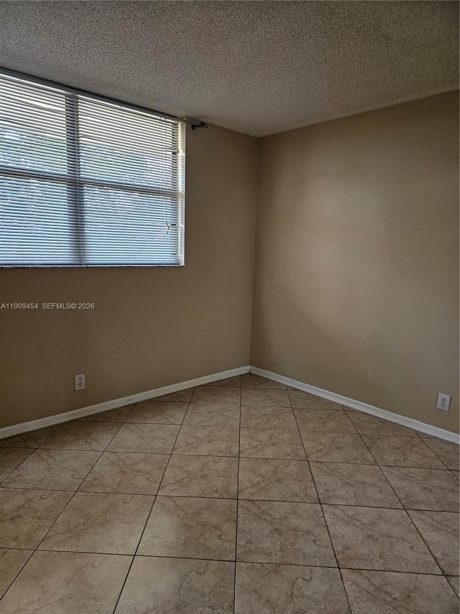 Lake Emerald · #409 in Oakland Park - Photo 17
