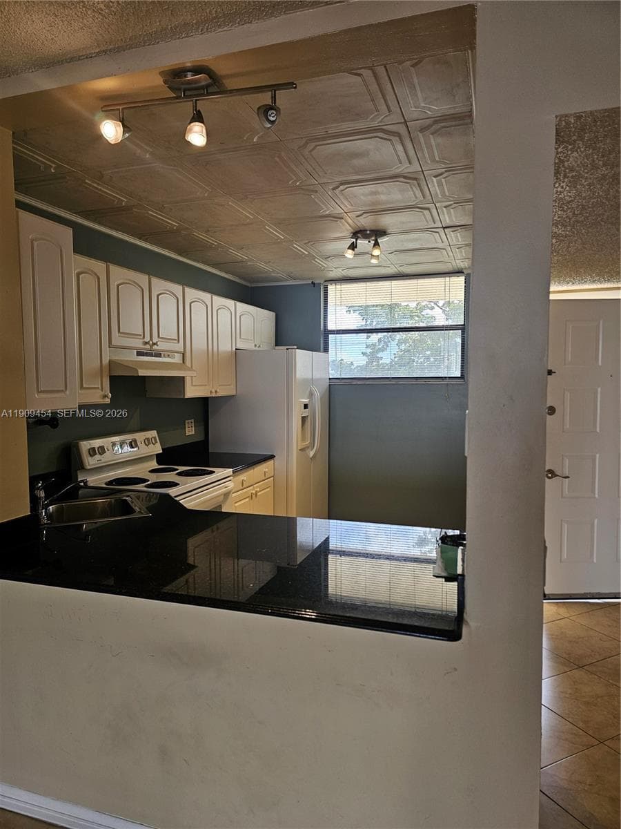 Lake Emerald · #409 in Oakland Park - Photo 3